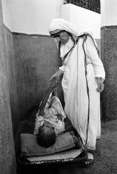INDIA - OCTOBER 01:  Mother Teresa in her congregation "Missionary of charity" in Calcutta, India in October, 1979.  (Photo by Jean-Claude FRANCOLON/Gamma-Rapho via Getty Images)