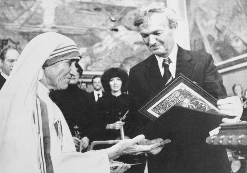 (Original Caption) Chairman of the Norwegian Nobel Institute, prof. John Sanness is handing over this year's Nobel Peace Prize to Mother Teresa.