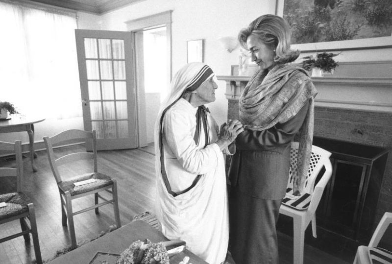 WASHINGTON, UNITED STATES:  In this 19 June 1995 file photo released by the White House, First Lady Hillary Rodham Clinton meets with Mother Teresa at the opening of the Mother Teresa Home for Infant Children 19 June 1995 in Washington. The White House announced 08 September that Hillary Clinton will attend the funeral for Mother Teresa who died 05 September.  AFP PHOTO/THE WHITE HOUSE (B/W ONLY) (Photo credit should read AFP/AFP/Getty Images)
