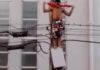 Ngjitet në shtyllën elektrike, por tensioni i lartë e shkrumbon