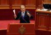 Berishën e lënë pa ujë në parlament (Video)