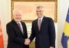 Ferhat Dinosha ia dorëzon presidentit Thaçi letrat kredencialet si ambasador i Malit të Zi