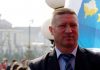 Të rinjtë e PDK-së i fishkëllejnë Naim Bazajt, Kadri Veseli i qetëson