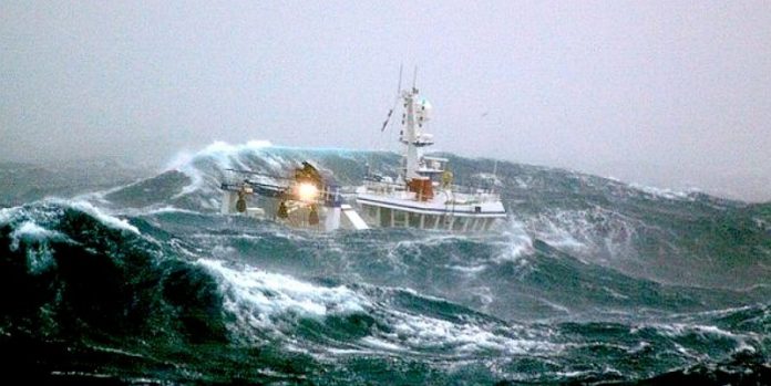 auto_Stormy-Seas-Trawler-North-Sea-October-Waves1486389266