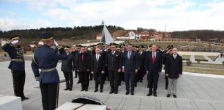 Një delegacion i Ministrisë së FSK-së, i prirë nga ministri Demolli, vendosen kurora me lule dhe bënë homazhe në Kompleksin Memorial “Adem Jashari” në Prekaz