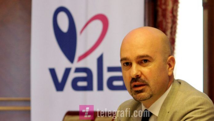 Konference-Agron-Mustafa-Drejtori-Menaxhues-i-PTK-se-foto-ridvan-slivova-1-780x439