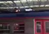 Tentoi të shesë mend para shokëve duke vallëzuar mbi tren, preku telat e rrymës prej 3000 volt që e “pjekën për së gjalli” (Foto/Video, +18)