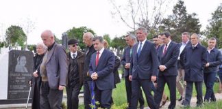 Kryesia e Lidhjes Demokratike te Kosovës ka bërë homazhe te varri i prof. Fehmi Aganit.