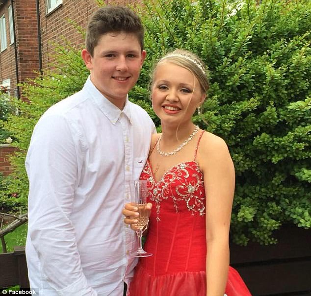 40B2310B00000578-0-Liam_Curry_19_and_girlfriend_Chloe_Rutherford_17_pictured_togeth-m-69_1495637666644 (1)