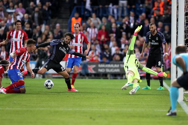 Real-Madrids-midfielder-Isco-3L-shoot