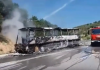 Merr flakë në ecje autobusi i linjës Fier-Përmet (VIDEO)