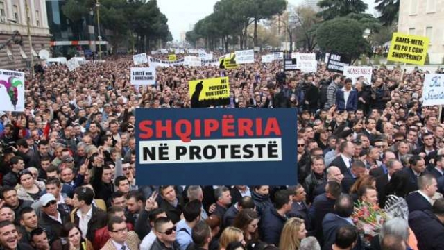 protesta-e-pd-s-euml-berisha-flet-p-euml-r-250-mij-euml-njer-euml-z-video_hd
