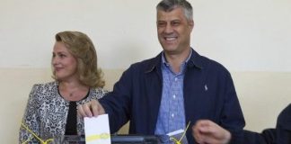 Edhe Presidenti, Thaçi hedh votën e tij së bashku me familje