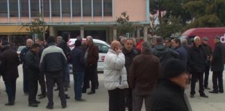Shqipëri: Mungesa e pagave, naftëtarët bllokojnë hyrjen e Prefekturës në Fier