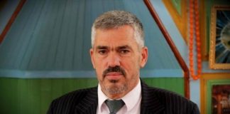 Imami nga Drenasi fyen Ramiz Lladrovcin, ia kujton se e kishin përzënë nga Tirana