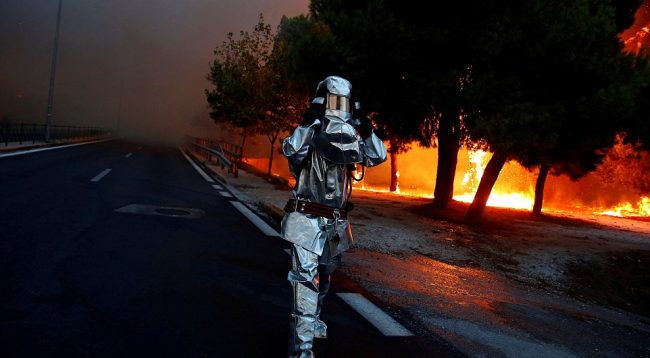 4E856B5000000578-5984481-A_firefighter_wears_a_flame_resistant_uniform_as_wildfire_burns_-a-17_1532412462412-650x358
