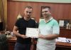 Shpëtoi binjaket nga mbytja, kryebashkiaku i Fierit i jep certifikatë mirënjohje