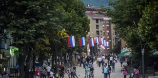 Serbët e Kosovës i mbesin besnik Beogradit, por marrin para edhe nga Prishtina