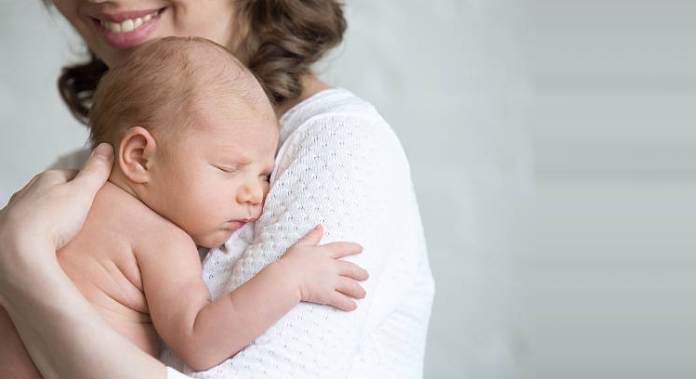 hug-baby-750x408