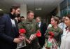 Gjeneral Rama dhe Ministri Ismaili shpërndajnë dhurata për fëmijët e Klinikës së Pediatrisë