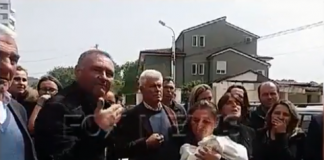 Elbasan / Lehona vdes, Filmuan beben, ja vendosën vajzës në gji