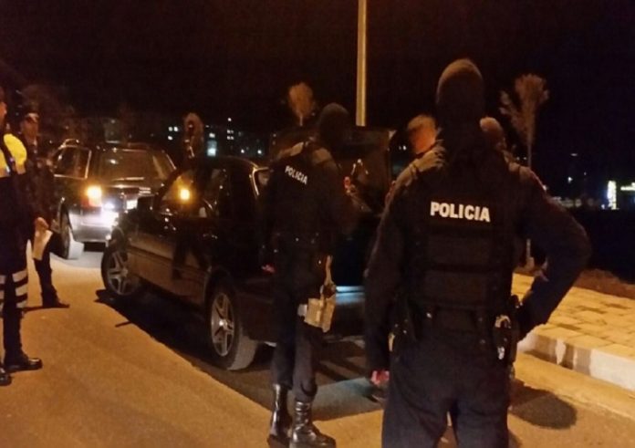 Policia_naten1518038868