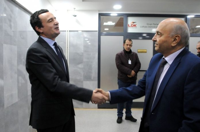 auto_Isa_Mustafa-Albin_Kurti-takimi_per_koalicion_per_formimin_e_Qeverise-28_nentor_2019t-Laura_Hasani1575874348-696x461