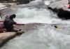 Ujërat e rrëmbyeshëm e qonin drejt vdekjes, alpinisti amerikan shpëtohet në momentet e fundit nga polici jashtë detyre