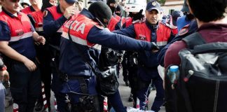 Shqipëri/ Dhuna e policisë gjatë shembjes së Teatrit, thirret në interpelancë Sandër Lleshaj
