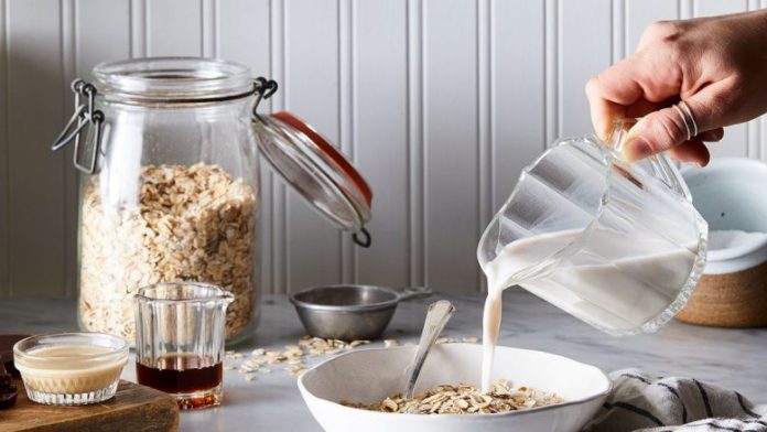60a6ffe0-f8e9-4693-8705-41ea7645ab40-2018-0214_tahini-chocolate-overnight-oats_3x2_julia-gartland_6242_1--780x439