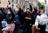 Në shenj respekti ndaj burrit me ngjyrë George Floyd, mijëra protestues në Londër ranë në njërin gju
