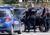Plas sherri në Tiranë/ 34-vjeçari i hipën mbi makinë dhe nis ta qëllojë me sende të forta
