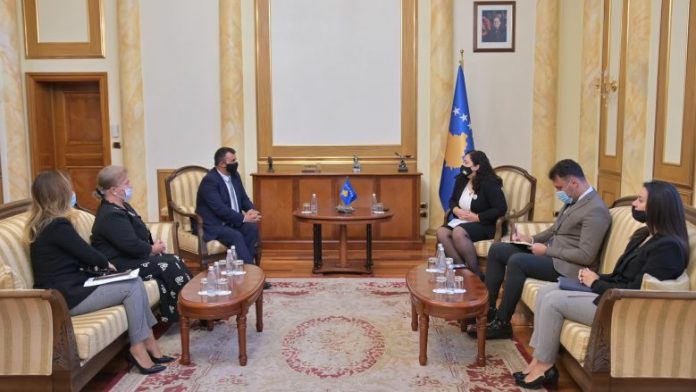 2020_10_01_Kryetarja-e-Kuvendit-pret-ne-takim-njoftues-Avokatin-e-Popullit-me-rastin-e-fillimit-te-mandatit-1-780x439