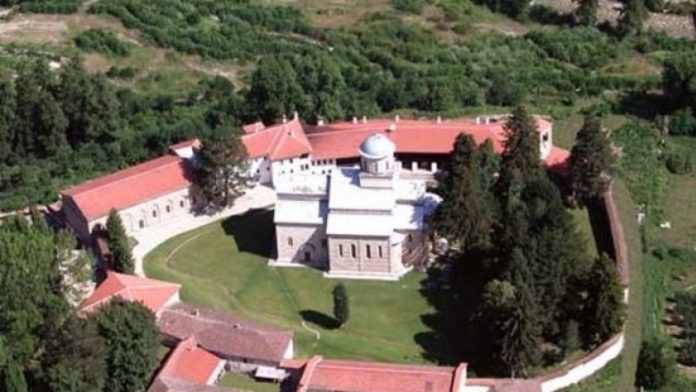 manastiri-i-decanit-500x386-1-780x439